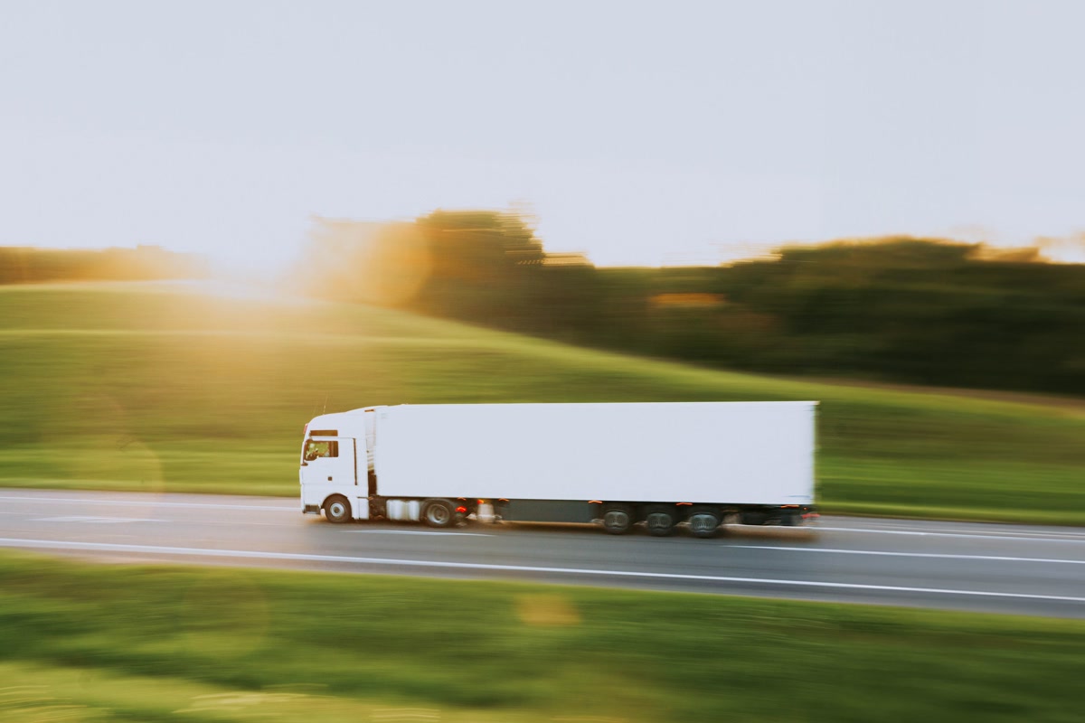 Vrachtwagen onderweg — beroepsgoederenvervoer