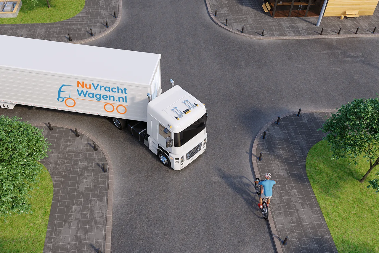 Vrachtwagen met NuVrachtwagen-belettering slaat af op een kruispunt, met een fietser op het fietspad ernaast